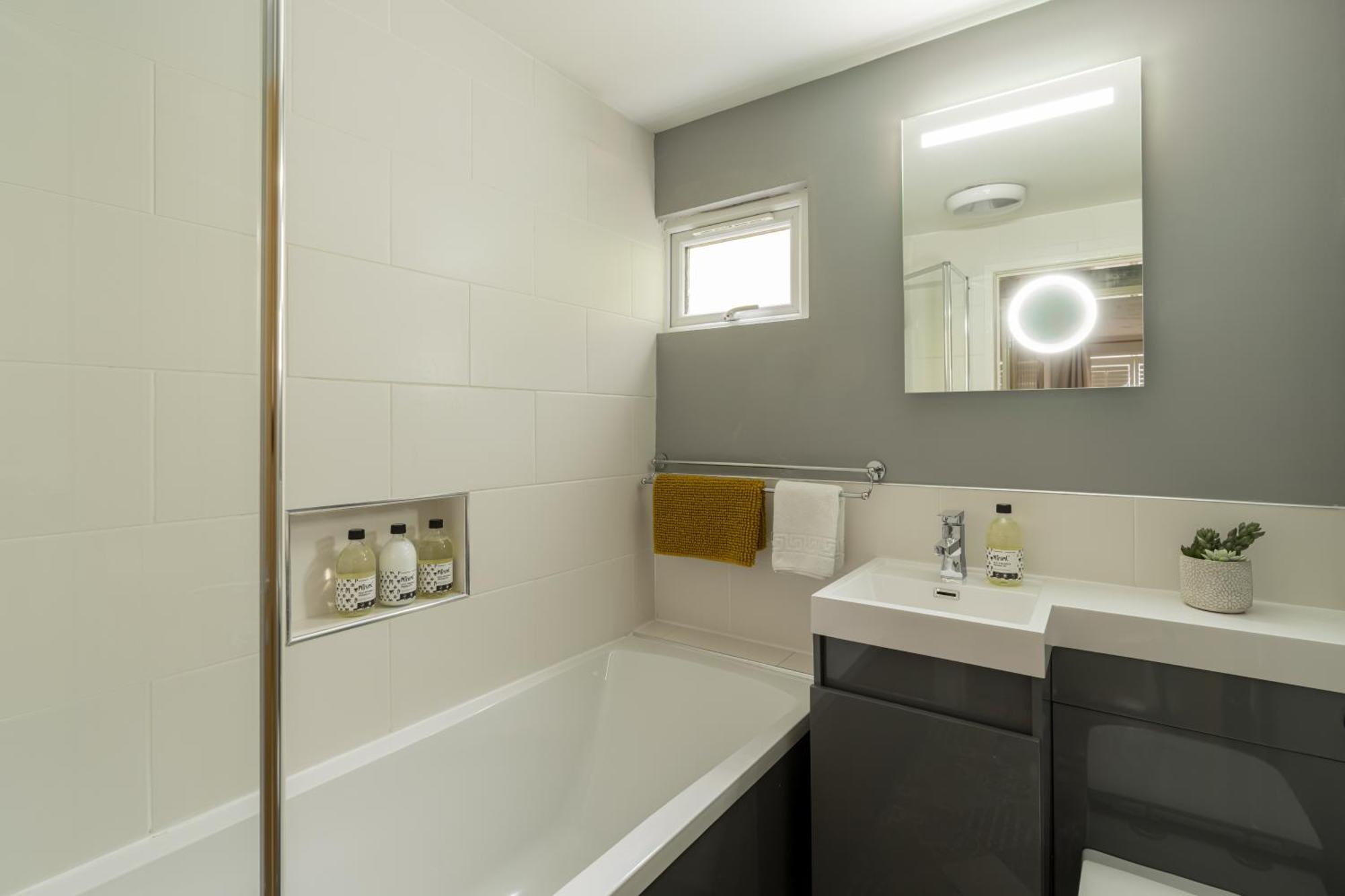Squirrel Bank, With A Hot Tub & Parking Villa Bowness-on-Windermere Ngoại thất bức ảnh