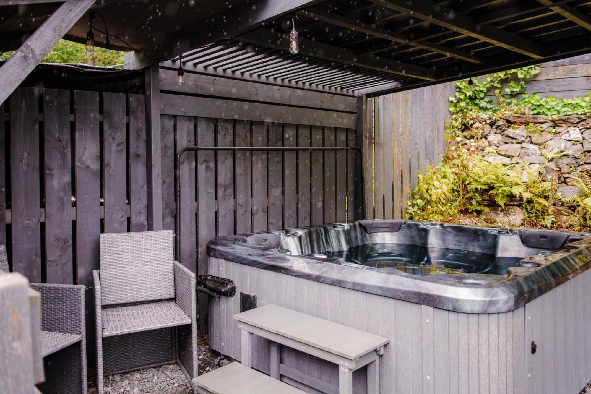 Squirrel Bank, With A Hot Tub & Parking Villa Bowness-on-Windermere Ngoại thất bức ảnh